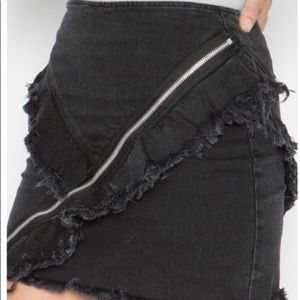 ZIPPER RUFFLE BLACK STRETCH DENIM